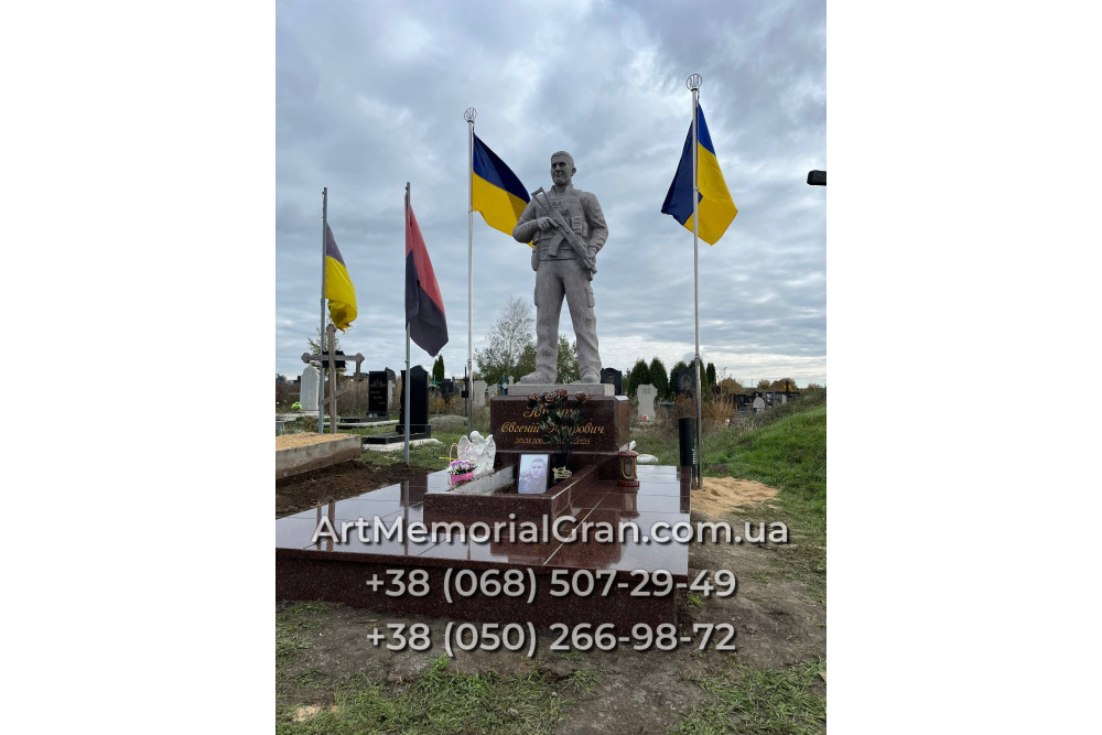 Памятник военному в виде скульптуры 00894